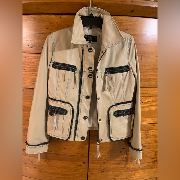 Beautiful handmade leather jacket by Leonardo. A Canadian company. - Picture 1 of 3